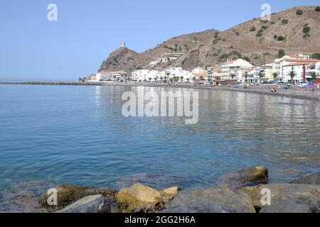 Vista dalle rocce del mare con la torre di guardia sullo sfondo in Castello di servizi igienici Foto Stock