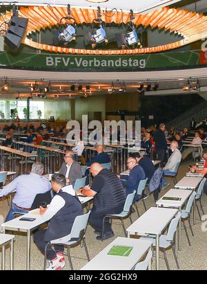 Berlino, Germania. 28 agosto 2021. Calcio, stagione 2019/20, Giornata dell'Associazione BFV Ordinaria 2021. Gaby Papenburg, presentatore televisivo, è al suo posto. I partecipanti si trovano ai loro posti. Credit: Michael Hundt/dpa/Alamy Live News Foto Stock