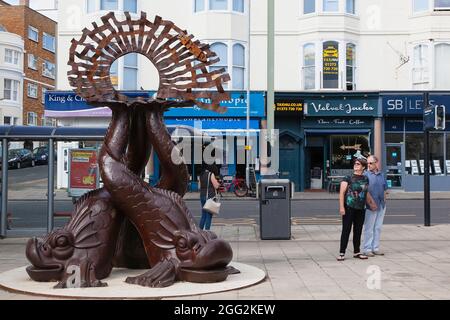 Inghilterra, East Sussex, Brighton, Norfolk Square, Waves of Compassion Sculpture creato da Steve Geliot, formato da tre originali delfini Old Steine. Foto Stock