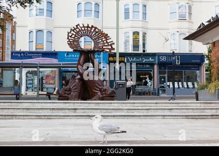 Inghilterra, East Sussex, Brighton, Norfolk Square, Waves of Compassion Sculpture creato da Steve Geliot, formato da tre originali delfini Old Steine. Foto Stock