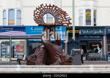 Inghilterra, East Sussex, Brighton, Norfolk Square, Waves of Compassion Sculpture creato da Steve Geliot, formato da tre originali delfini Old Steine. Foto Stock