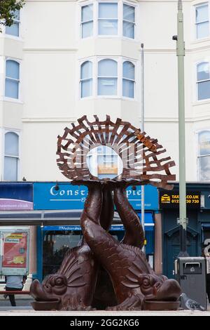 Inghilterra, East Sussex, Brighton, Norfolk Square, Waves of Compassion Sculpture creato da Steve Geliot, formato da tre originali delfini Old Steine. Foto Stock