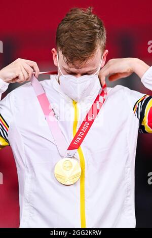 Il giocatore belga di ping pong Laurens Devos, vincitore della medaglia d'oro, raffigurato durante la cerimonia della medaglia dopo una partita di ping-pong tra il Belgio Foto Stock