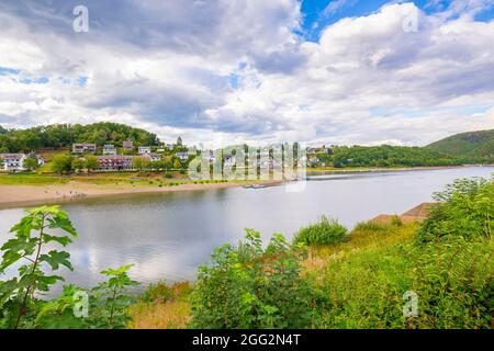 Rurberg e Rursee in una bella giornata d'estate. Punto di riferimento turistico per ciclisti, sport acquatici e attività di hyking. Foto Stock