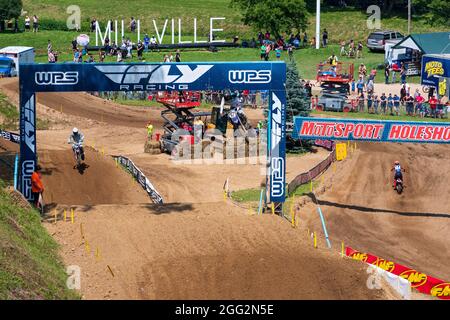 Millville, MN/USA - 17 luglio 2021: Classe 450 mx Racers in corso presso lo Spring Creek National. Foto Stock