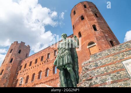 Torri Palatine (Porte Palatine) antiche porte romane della città di Torino con statua di Cesare Augusto Foto Stock