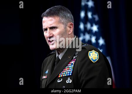 Il generale dell'esercito William 'Hank' Taylor, vice direttore del personale congiunto per le operazioni regionali, presenta i media nella Briefing Room del Pentagono, con il segretario alla stampa del Pentagono John F. Kirby, Washington, D.C., 27 agosto 2021. (Foto DOD di Lisa Ferdinando) Foto Stock