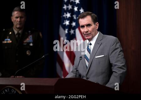 Il Segretario alla stampa del Pentagono John F. Kirby e il maggiore dell'esercito, il Gen. William 'Hank' Taylor, vice direttore del personale congiunto per le operazioni regionali, hanno brevemente mandato i media nella Briefing Room del Pentagono, Washington, D.C., 27 agosto 2021. (Foto DOD di Lisa Ferdinando) Foto Stock