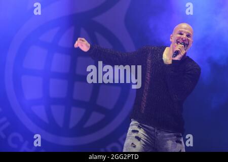 Wernigerode, Germania. 27 ago 2021. Mateo Jasik della band "Culcha Candela" è sul palco durante il concerto all'Harz Open Air. Dopo la pioggia continua pesante un concerto della band è stato cancellato nel pomeriggio. Credit: dpa/dpa-Zentralbild/ZB/dpa/Alamy Live News Foto Stock