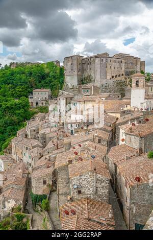 Vista pittoresca di Sorano con scalinata, vicolo, sottopasso e piante nel borgo medievale toscano Foto Stock