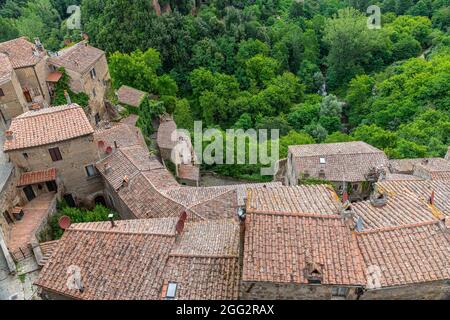 Vista pittoresca di Sorano con scalinata, vicolo, sottopasso e piante nel borgo medievale toscano Foto Stock