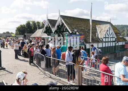 Lago Windermere .Cumbria . 28 agosto 2021 UK Meteo .tourists sfruttare al massimo il clima del fine settimana delle feste della Banca per gite in barca, cene all'aperto e sposarsi MR & Mrs Andrew & Levie Lee accodando al pub . Credit: Gordon Shoosmith/Alamy Live News Foto Stock