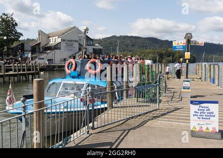 Lago Windermere .Cumbria . 28 agosto 2021 UK Meteo .tourists sfruttare al massimo il clima del fine settimana delle feste della Banca per gite in barca, cene all'aperto e sposarsi MR & Mrs Andrew & Levie Lee accodando al pub . Credit: Gordon Shoosmith/Alamy Live News Foto Stock