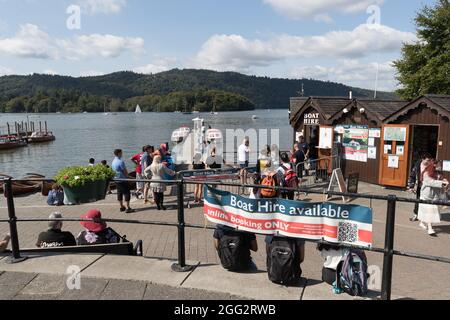 Lago Windermere .Cumbria . 28 agosto 2021 UK Meteo .tourists sfruttare al massimo il clima del fine settimana delle feste della Banca per gite in barca, cene all'aperto e sposarsi MR & Mrs Andrew & Levie Lee accodando al pub . Credit: Gordon Shoosmith/Alamy Live News Foto Stock