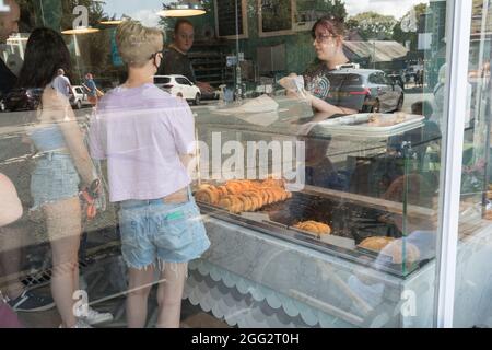 Lago Windermere .Cumbria . 28 agosto 2021 UK Meteo .tourists sfruttare al massimo il clima del fine settimana delle feste della Banca per gite in barca, cene all'aperto e sposarsi MR & Mrs Andrew & Levie Lee accodando al pub . Credit: Gordon Shoosmith/Alamy Live News Foto Stock