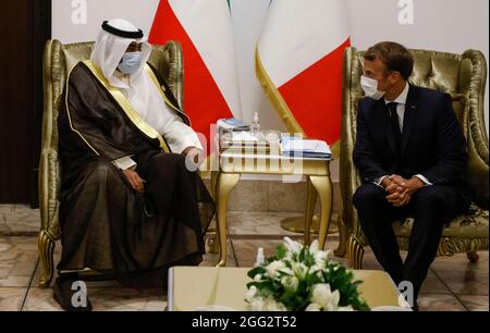 Il presidente francese Emmanuel Macron incontra il ministro degli Esteri del Kuwait Sheikh Sabah al-Khaled al-Sabah (L) durante la conferenza di Baghdad nella capitale irachena il 28 agosto 2021. Foto di Ludovic Marin / fonti varie /Pool/ABACAPRESS.COM Foto Stock