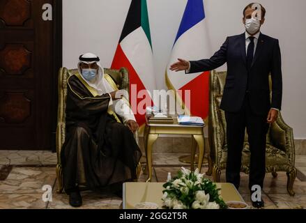 Il presidente francese Emmanuel Macron incontra il ministro degli Esteri del Kuwait Sheikh Sabah al-Khaled al-Sabah (L) durante la conferenza di Baghdad nella capitale irachena il 28 agosto 2021. Foto di Ludovic Marin / fonti varie /Pool/ABACAPRESS.COM Foto Stock