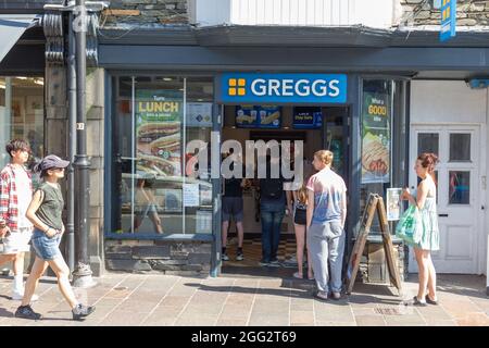 Lago Windermere .Cumbria . 28 agosto 2021 UK Meteo .tourists sfruttare al massimo il clima del fine settimana delle feste della Banca per gite in barca, cene all'aperto e sposarsi MR & Mrs Andrew & Levie Lee accodando al pub . Credit: Gordon Shoosmith/Alamy Live News Foto Stock