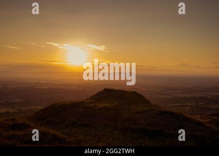 Vista delle colline di Malvern da Cleeve Hill, Cheltenham, Cotswolds Gloucestershire al tramonto in estate Foto Stock