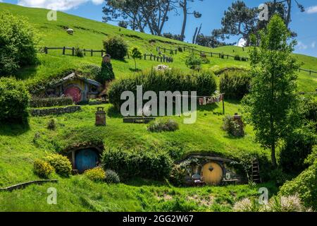 Hobbit Holes Homes on the Hobbiton Movie Set for the Lord of the Rings Movie Trilogy in Matamata Nuova Zelanda UNA popolare attrazione turistica Foto Stock