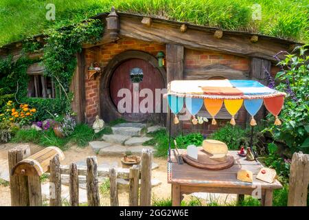 Hobbit Holes Homes on the Hobbiton Movie Set for the Lord of the Rings Movie Trilogy in Matamata Nuova Zelanda UNA popolare attrazione turistica Foto Stock