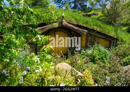 Samweis Gamgee's Hobbit Hole Home on the Hobbiton Movie Set for the Lord of the Rings Movie Trilogy in Matamata Nuova Zelanda Foto Stock