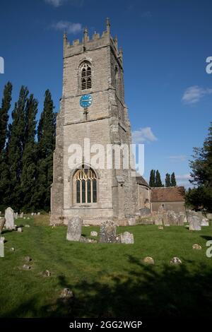 Torre della Chiesa di St Andrew in Cleeve Prior vicino Evesham UK. Parti dell'edificio risalgono al XIII e XIV secolo. Grande restauro 19 ° C. Foto Stock