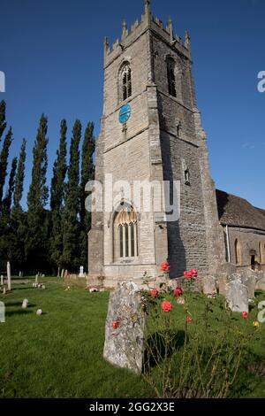 Torre della Chiesa di St Andrew in Cleeve Prior vicino Evesham UK. Parti dell'edificio risalgono al XIII e XIV secolo. Grande restauro 19 ° C. Foto Stock