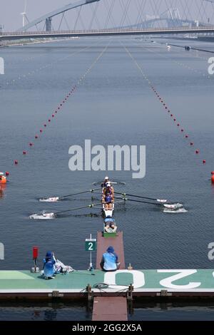 Tokyo, Giappone. 27 ago 2021. Gruppo di squadre giapponesi, Haruka Yao, Yui Kimura, Toshihiro Nishioka, Ryohei Ariyasu, Tatsuya Hiroyuki (JPN) Rowing : PR3 misto Coxed Four Replacage durante i Giochi Paralimpici di Tokyo 2020 al Sea Forest Waterway di Tokyo, Giappone . Credit: Koji Aoki/AFLO SPORT/Alamy Live News Foto Stock