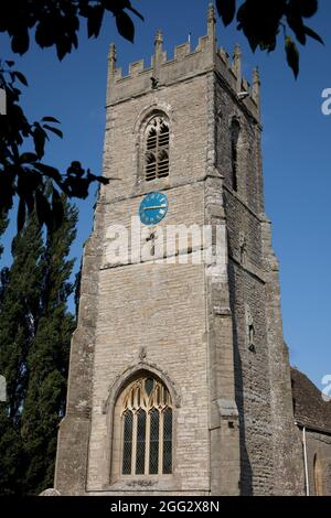 Torre della Chiesa di St Andrew in Cleeve Prior vicino Evesham UK. Parti dell'edificio risalgono al XIII e XIV secolo. Grande restauro 19 ° C. Foto Stock