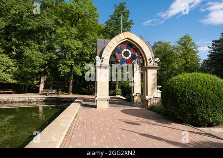 Padiglione di vetro vicino al laghetto dello specchio a Kislovodsk, Russia Foto Stock