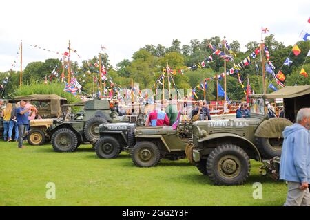 Henley-on-Thames, Regno Unito. 28 agosto 2021. I visitatori hanno apprezzato le varie esposizioni di veicoli militari storici alla festa annuale in barca a Henley. Credit: Uwe Deffner/Alamy Live News Foto Stock