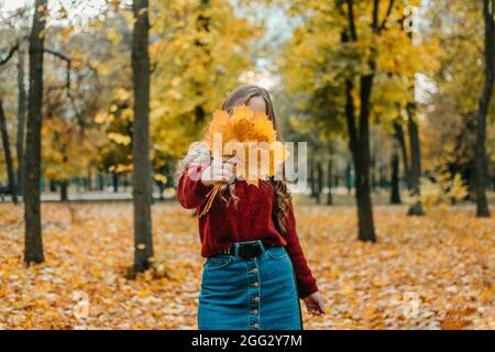 Attività per felice autunno, migliorare te stesso, modi per essere felice e sano autunno. Abbracciate la vita, la felicità, le abitudini gioiose, la consapevolezza, la salute e. Foto Stock