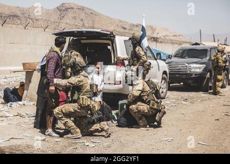 Kabul, Afghanistan. 28 agosto 2021. Le forze della coalizione finlandese assistono gli sfollati per il trattamento successivo durante un'evacuazione all'aeroporto internazionale Hamid Karzai, a Kabul, Afghanistan, il 24 agosto 2021. I membri del servizio degli Stati Uniti e le forze di coalizione stanno assistendo il Dipartimento di Stato con un'operazione di evacuazione non combattente (NEO) in Afghanistan. Foto dello staff Sgt. Victor Mancilla/USMC/UPI Credit: UPI/Alamy Live News Foto Stock