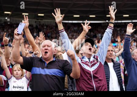 Tifosi del West Ham United durante la partita della Premier League al London Stadium di Londra. Data foto: Sabato 28 agosto 2021. Foto Stock