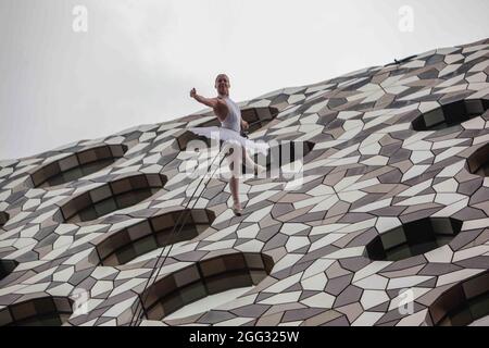 Londra UK 28 Agosto 2021 il balletto classico incontra l'architettura contemporanea in questo balletto areale ballando IN MAREA, parte del Greenwich and Dockland International Festival 2021 Paul Quezada-Neiman/Alamy Live News Foto Stock