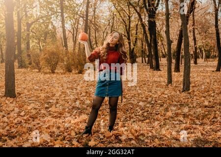 Attività per felice autunno, migliorare te stesso, modi per essere felice e sano autunno. Abbracciate la vita, la felicità, le abitudini gioiose, la consapevolezza, la salute e. Foto Stock