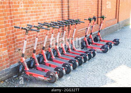 BRISTOL, UK - 19 AGO 2021: File di voi. scooter elettrici parcheggiati su una strada a Bristol durante il giorno Foto Stock