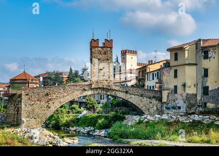 Ponte della Gaietta a Millesimo, Savona, Italia. Il Ponte Fortificado è il simbolo della città di Millesimo. Foto Stock