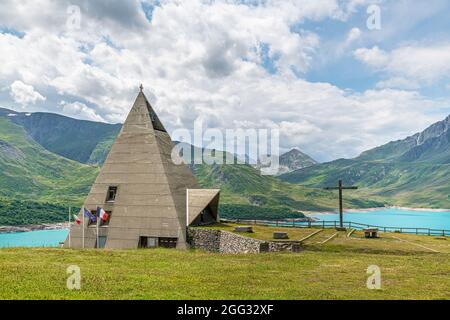 Iconica chiesa piramidica al Lac du Mont-Cenis Foto Stock