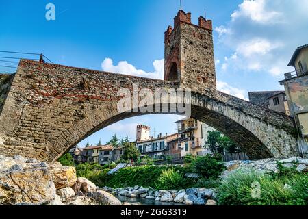 Ponte della Gaietta a Millesimo, Savona, Italia. Il Ponte Fortificado è il simbolo della città di Millesimo. Foto Stock