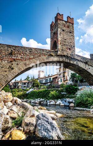 Ponte della Gaietta a Millesimo, Savona, Italia. Il Ponte Fortificado è il simbolo della città di Millesimo. Foto Stock