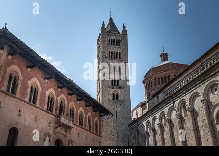 Turisti fuori dalla Cattedrale di San Cerbone a massa Marittima, città medievale in provincia di Grosseto della Toscana meridionale Foto Stock