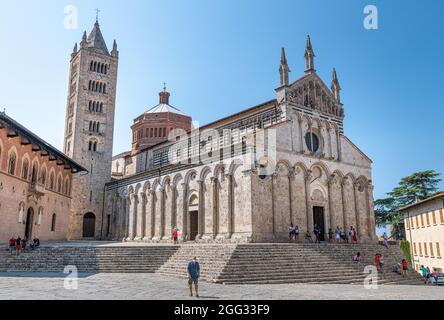 Turisti fuori dalla Cattedrale di San Cerbone a massa Marittima, città medievale in provincia di Grosseto della Toscana meridionale Foto Stock