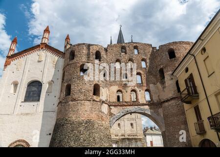 L antica Porta Savoia (Savoia gate) e Cattedrale di Susa nel centro storico della città di Susa, la Valle di Susa, Piemonte, Italia Foto Stock