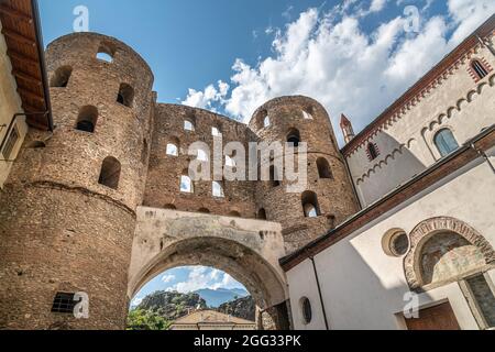 L antica Porta Savoia (Savoia gate) e Cattedrale di Susa nel centro storico della città di Susa, la Valle di Susa, Piemonte, Italia Foto Stock