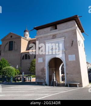 Città storica Porta Garibaldi o Torre Santa Maria in Corso del Popolo a Chioggia, Venezia, Veneto, Italia. Foto Stock