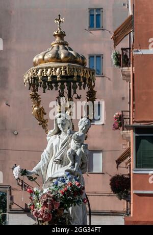 Refugium Peccatorum monumenti vicino al canale di acqua marina nel centro storico di Chioggia Foto Stock