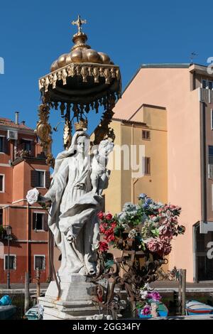 Refugium Peccatorum monumenti vicino al canale di acqua marina nel centro storico di Chioggia Foto Stock