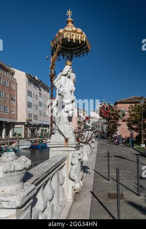 Refugium Peccatorum monumenti vicino al canale di acqua marina nel centro storico di Chioggia Foto Stock